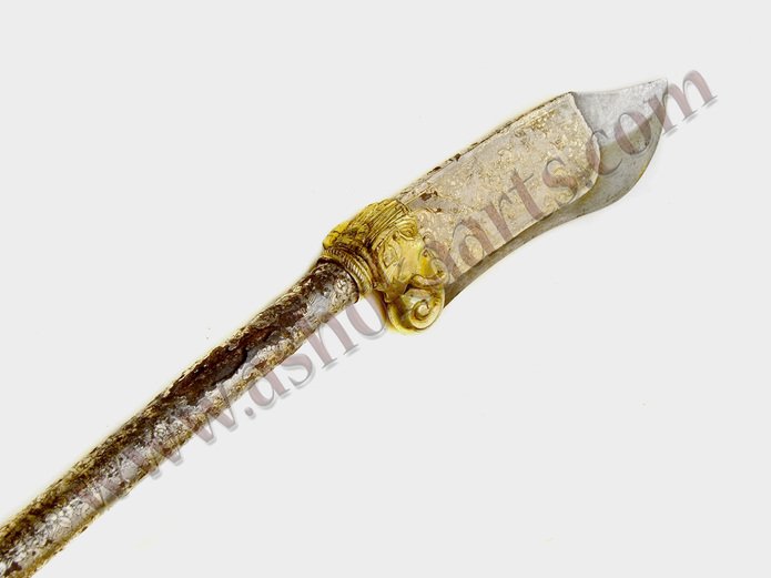 Bhuj, dagger or axe-knife with a hidden Gupti in the handle. Early 18th  Century, made of Damascus steel and blade are damascened in floral design  in gold. Salar Jung Museum, Hyderabad, India. [